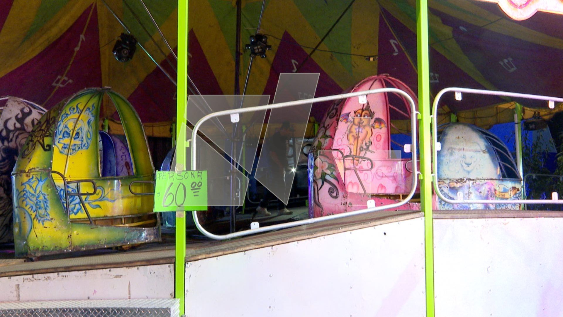 Joven Sale Volando del Juego Mecánico El Remolino en Feria de la Virgen del Carmen en Puebla