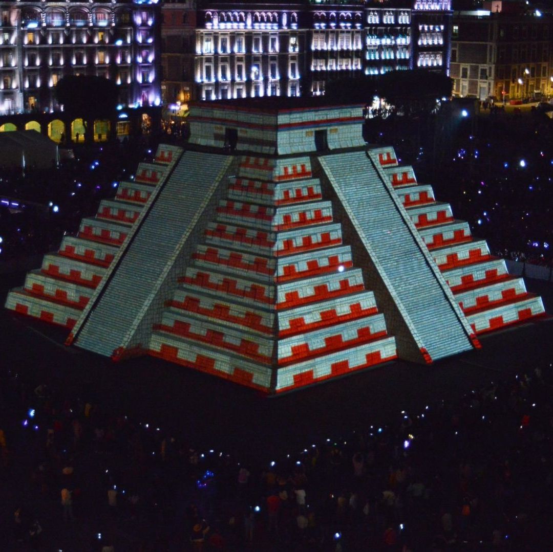 Así Se Vivió el Primer Espectáculo en Réplica de la Pirámide de Kukulkán en Zócalo de la CDMX