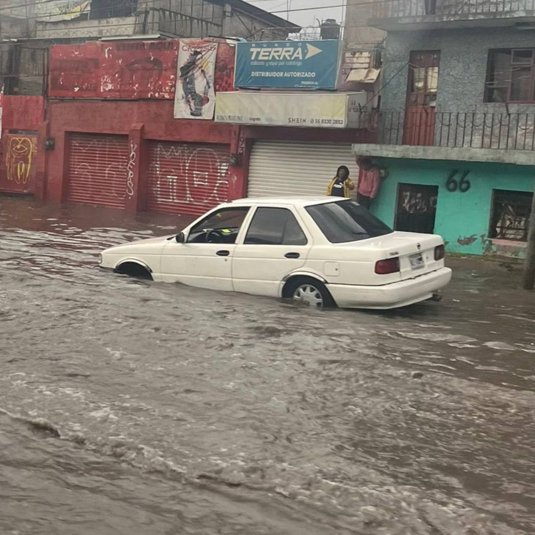 En Ecatepec se formaron corrientes de agua en calles y avenidas de la colonia Nuevo Laredo
