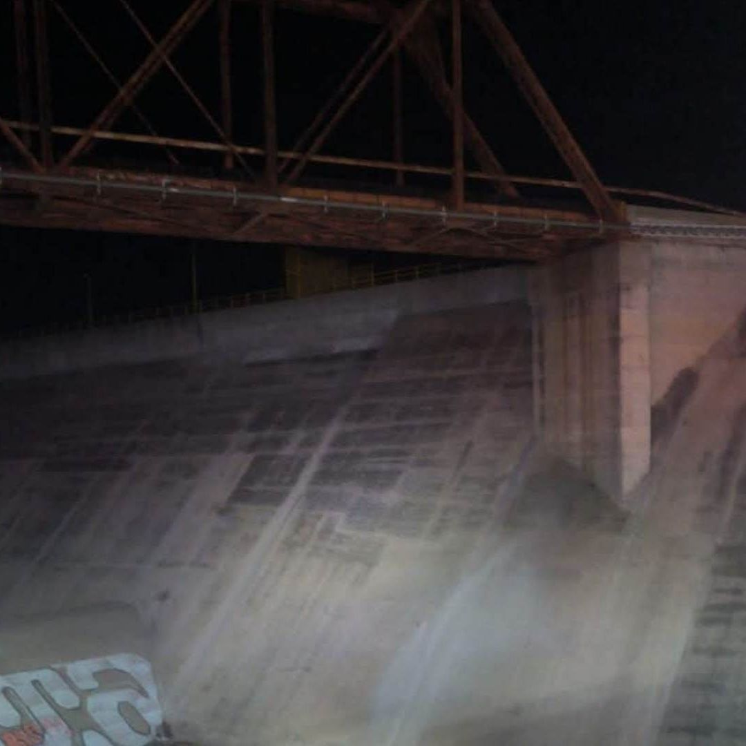 Joven Cae a Presa Mientras Caminaba Junto a Su Pareja en Hermosillo