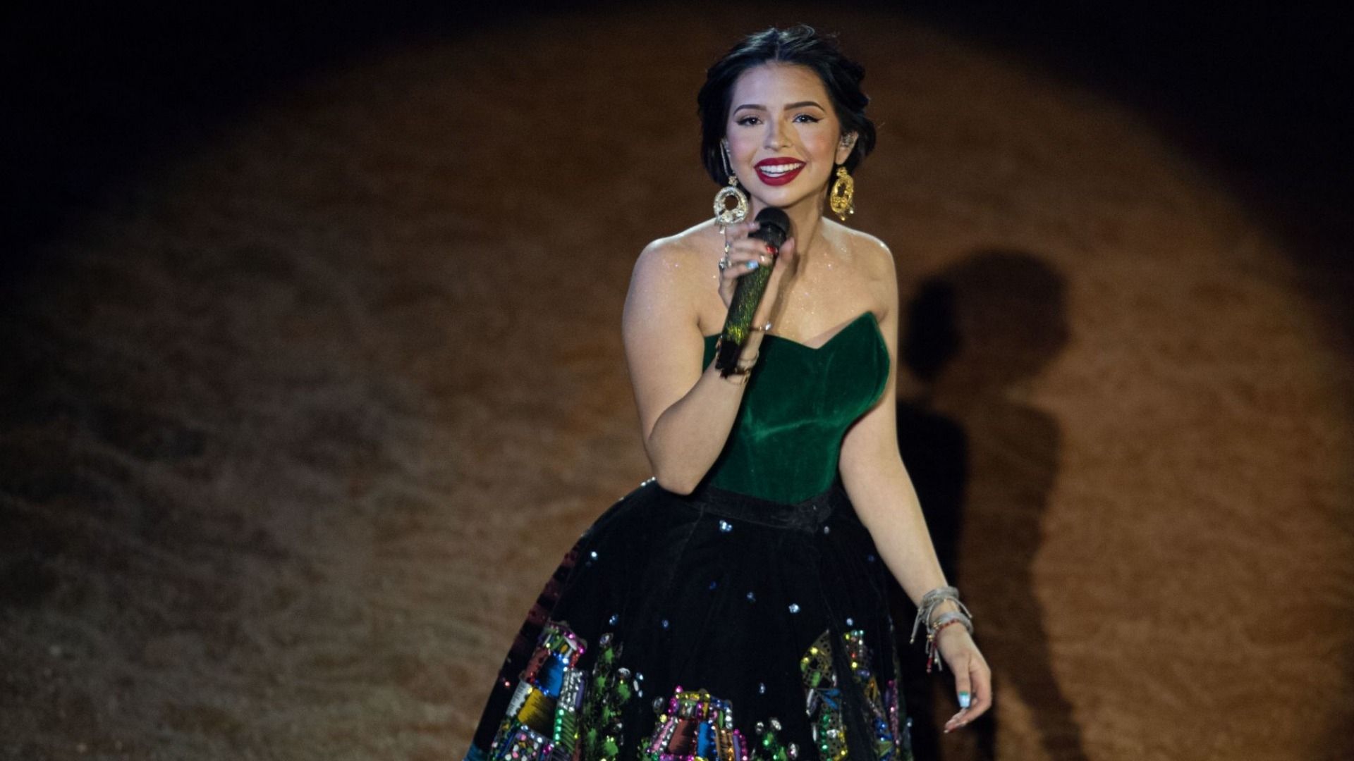 Ángela Aguilar cambia de look