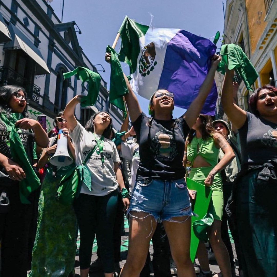 Feministas celebran la legalización del aborto en Puebla y provida protesta.