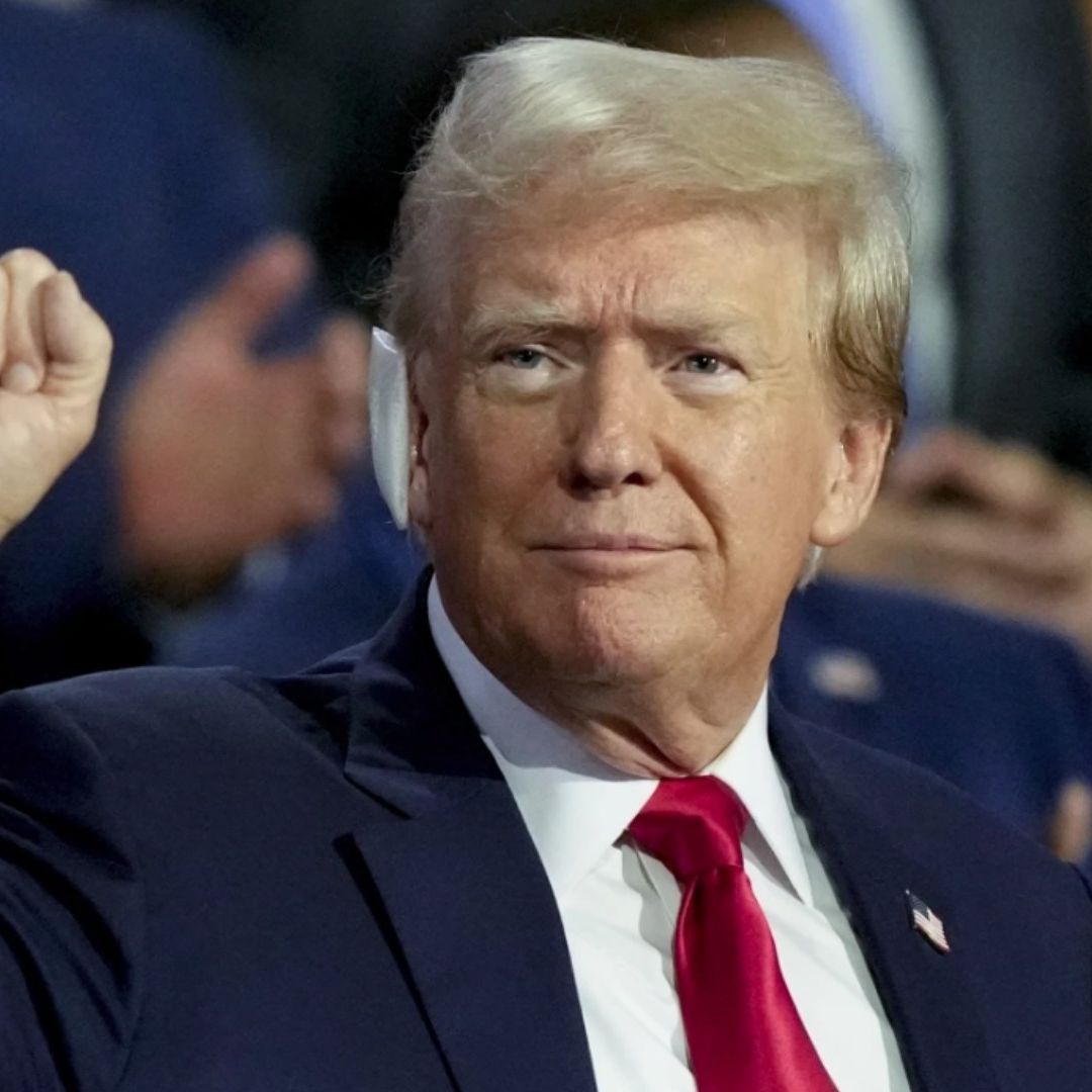 Trump sube al escenario de la Convención Nacional Republicana con una oreja vendada tras intento de asesinato