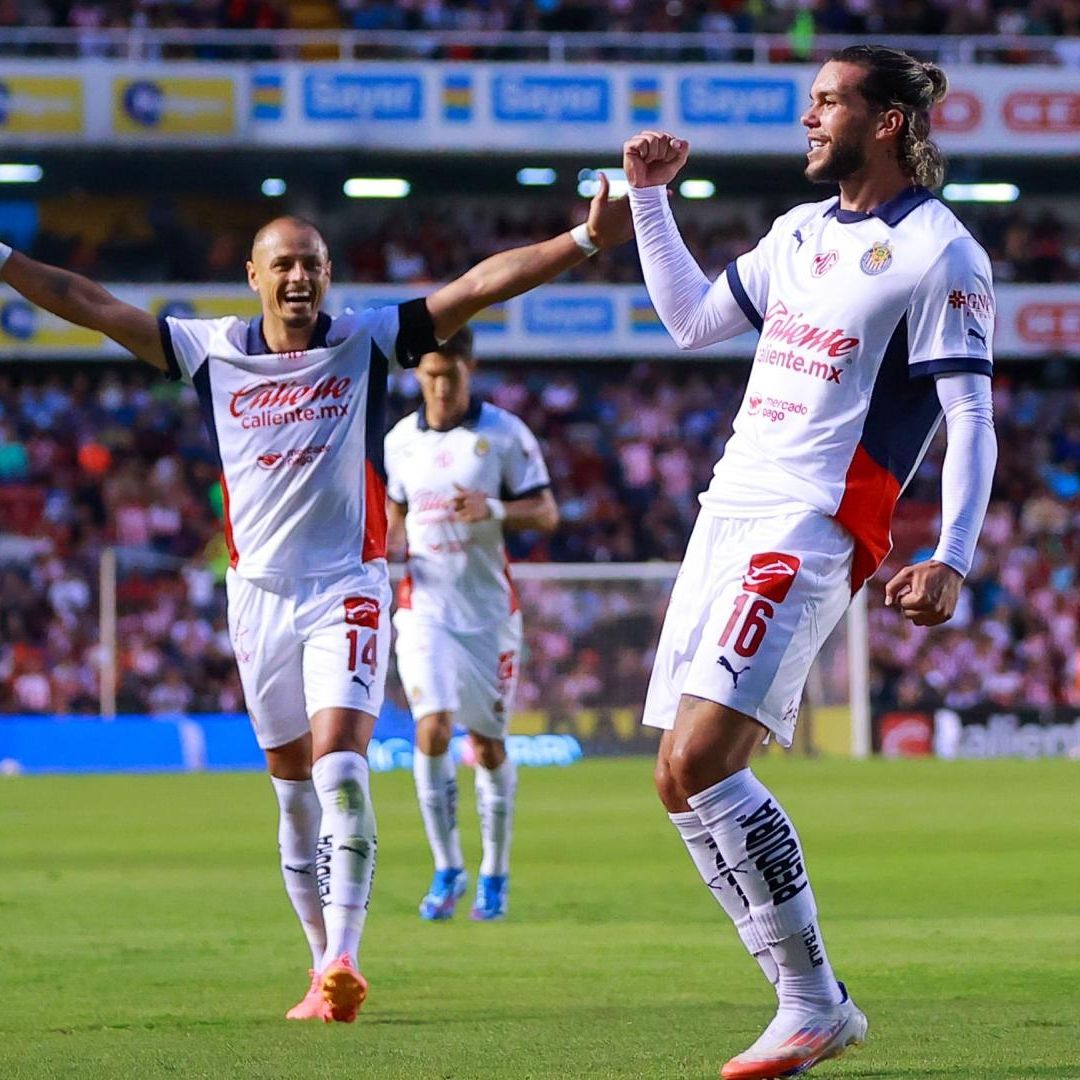 'Chicharito' y Cowell se combinaron para el primer gol rojiblanco. Foto Chivas
