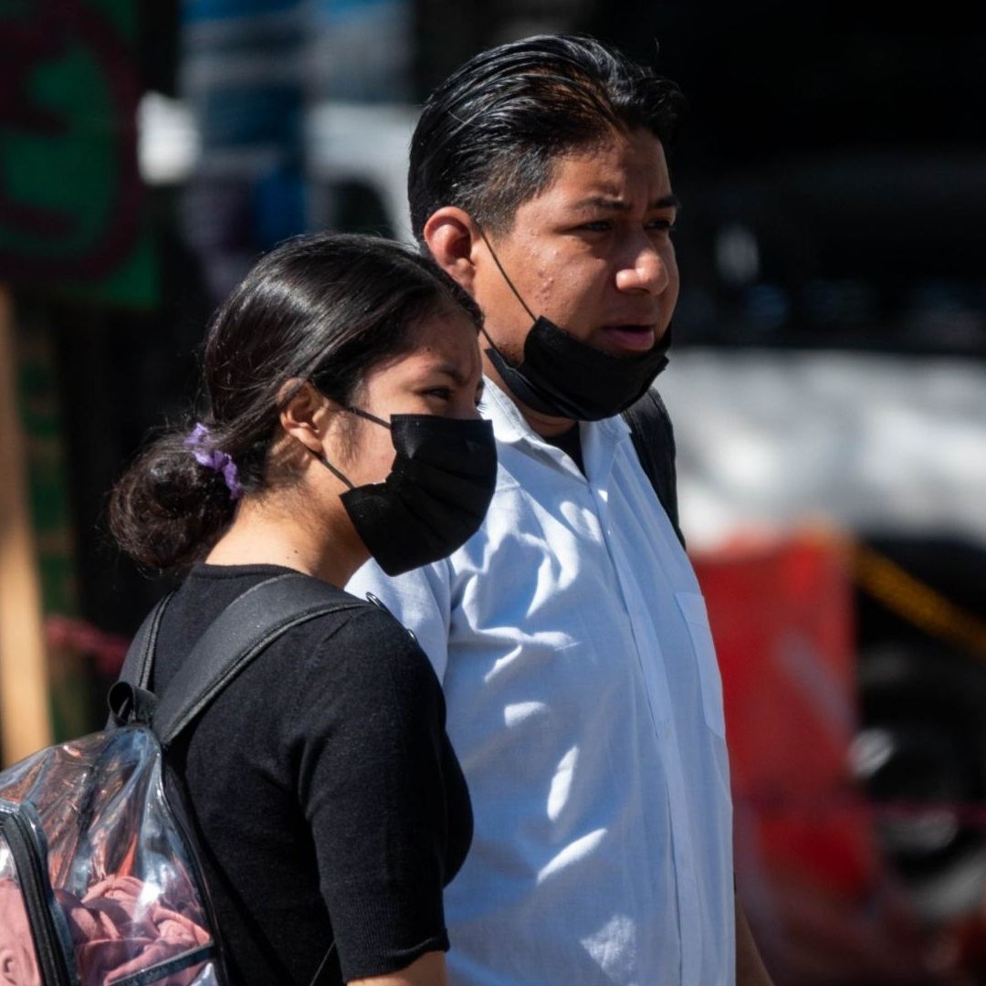 Habitantes de la Ciudad de México utilizan cubrebocas en la calle ante casos de COVID-19