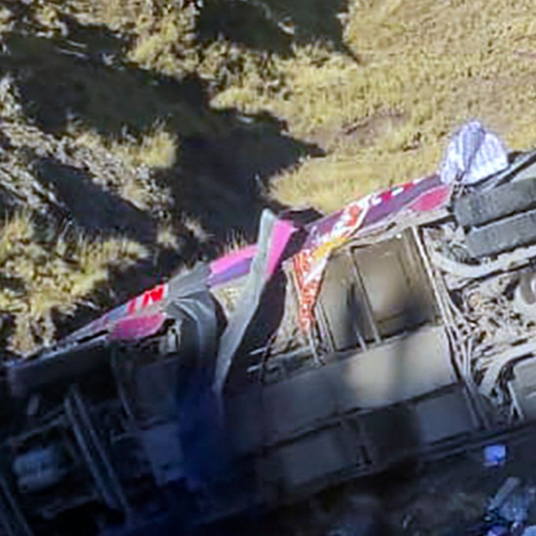 Cae autobús de pasajeros a abismo en Perú
