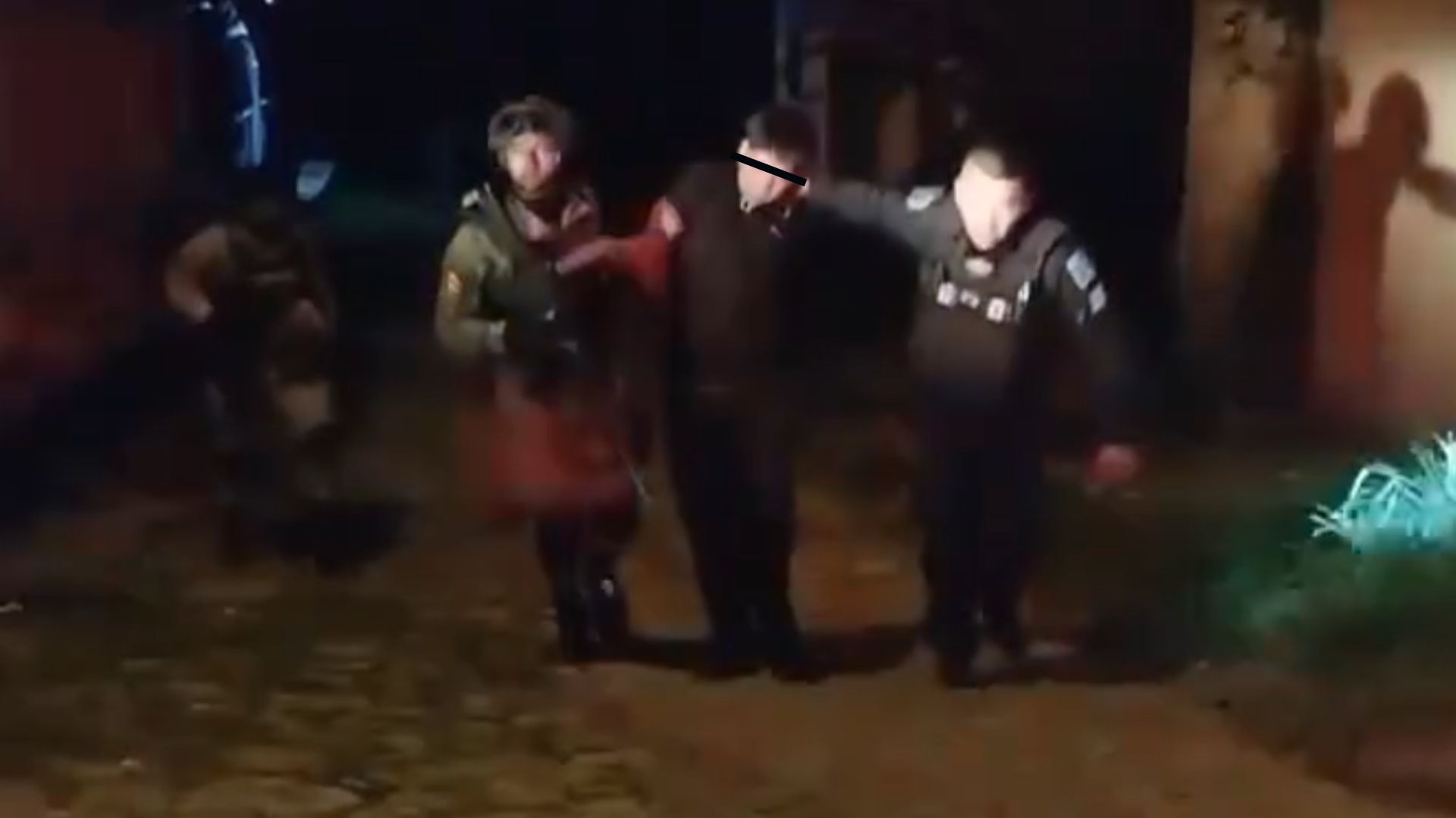 Mujer Entrega a su Hijo Adolescente a la Policía Acusado de Homicidio en Cuernavaca