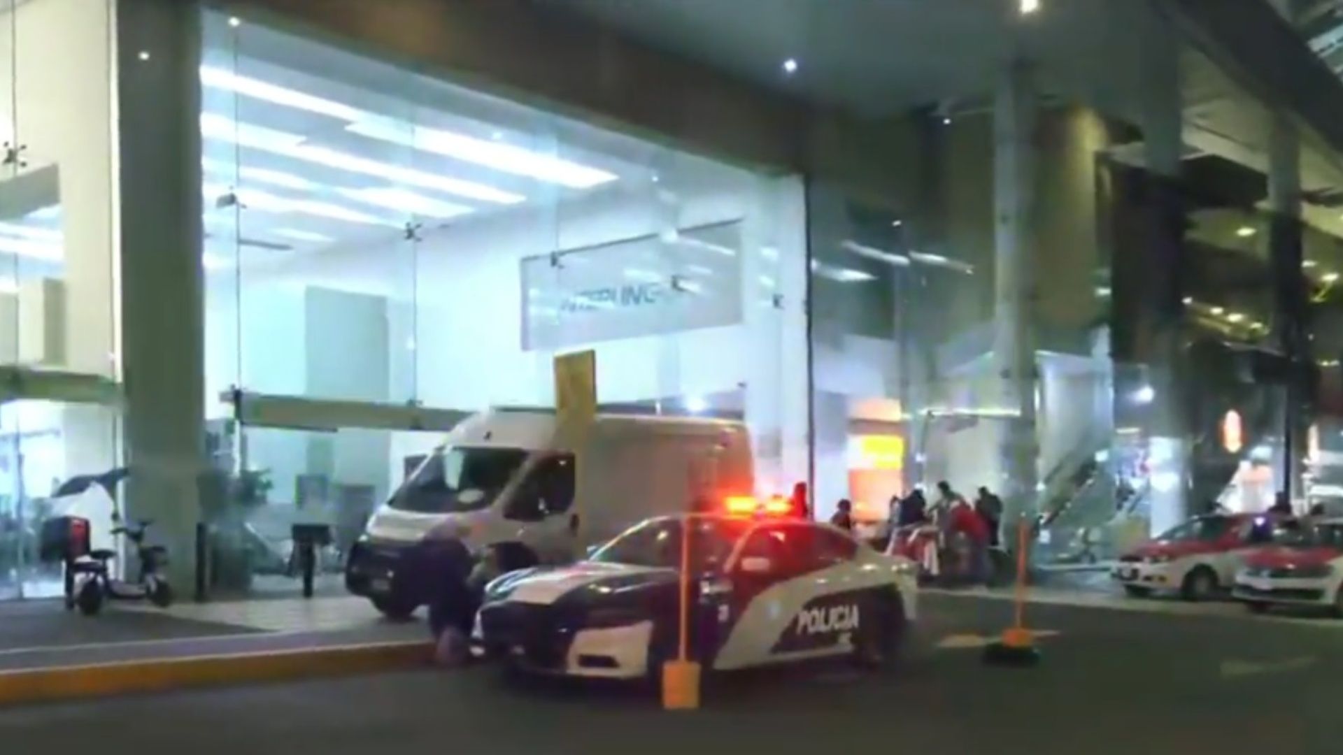 Servicios de emergencia llegaron hasta la estación Buenavista del Tren Suburbano por el caso de un hombre fallecido en las instalaciones.