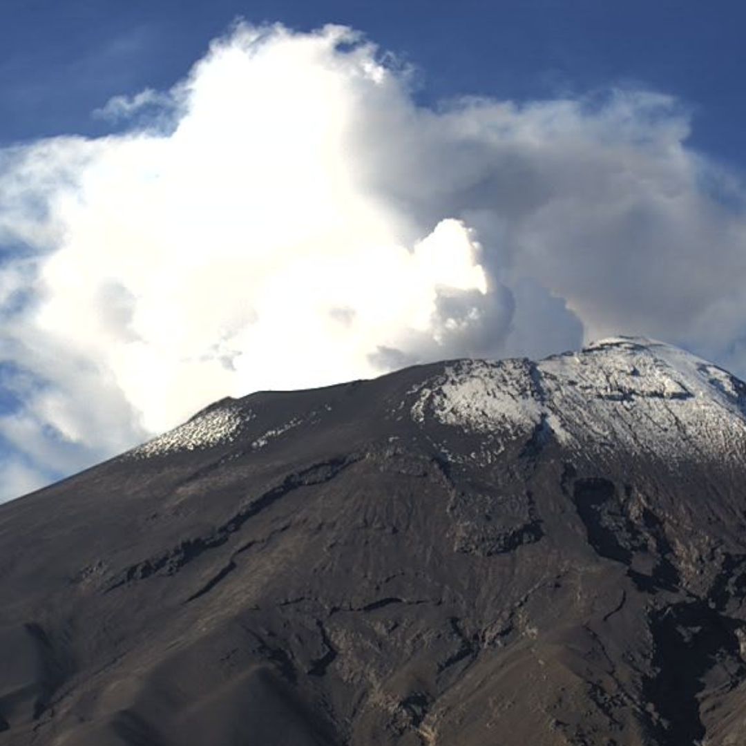 Detectan Hoy Dos Sismos y Emisión de Gases en el Volcán Popocatépetl: Ceniza Podría Caer en CDMX