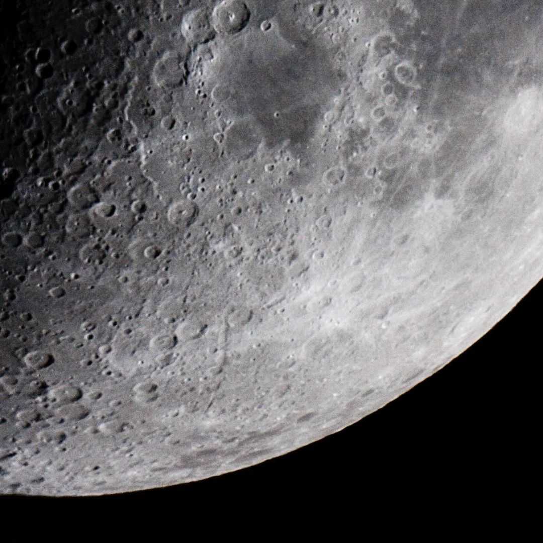 Descubren en la Luna cueva apta para una base