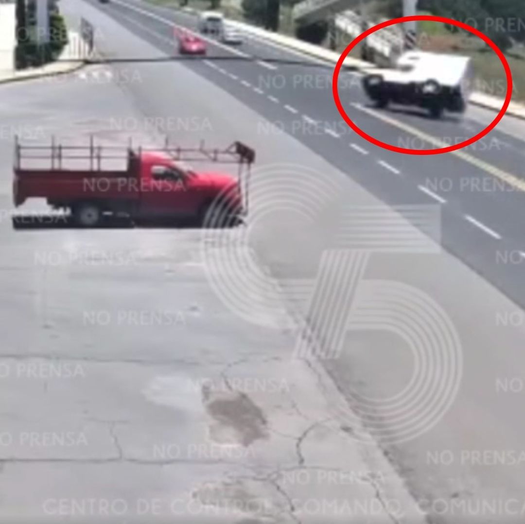 Video Volcadura Choque entre Camioneta Carga y Auto en Carretera Tlaxco Apizaco Tlaxcala