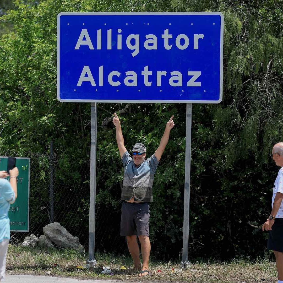 Turistas estadounidenses afuera de Alligator Alcatraz