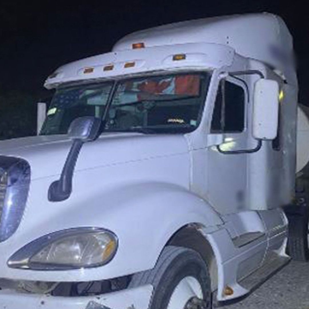 Autoridades de Tamaulipas informaron sobre el aseguramiento de más de 200 mil litros de combustible y la detención de cinco personas, tras detectar el transporte irregular de hidrocarburos.