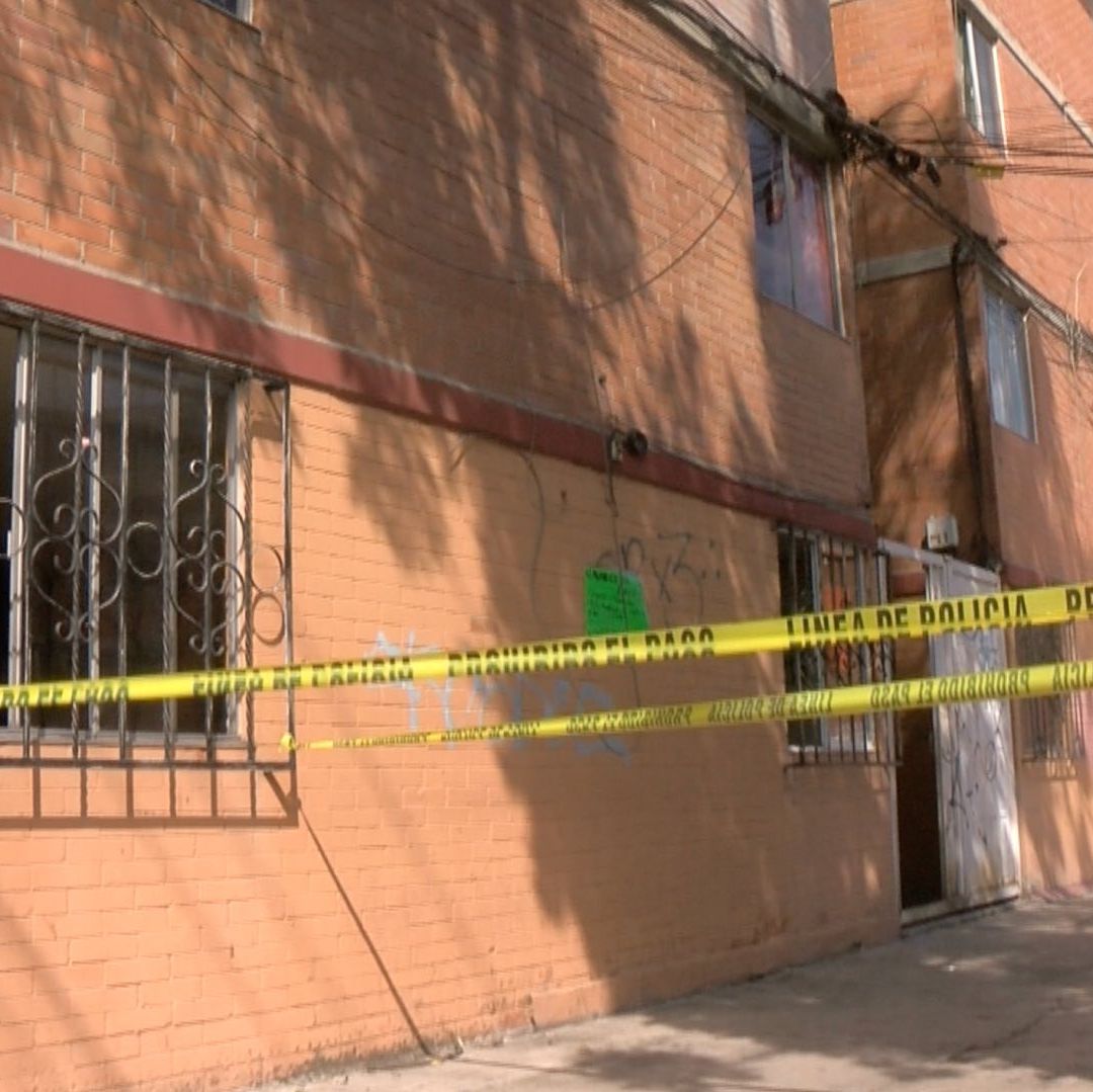 Tres hombres caen de edificio por descarga eléctrica en Puebla; uno murió
