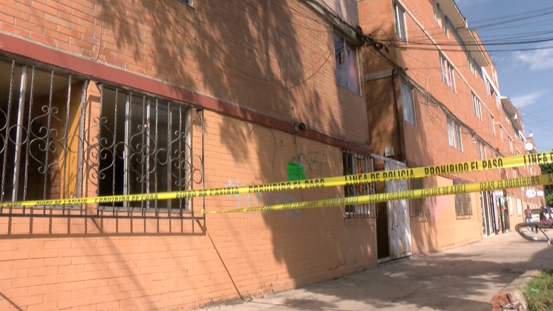 Tres hombres caen de edificio por descarga eléctrica en Puebla; uno murió