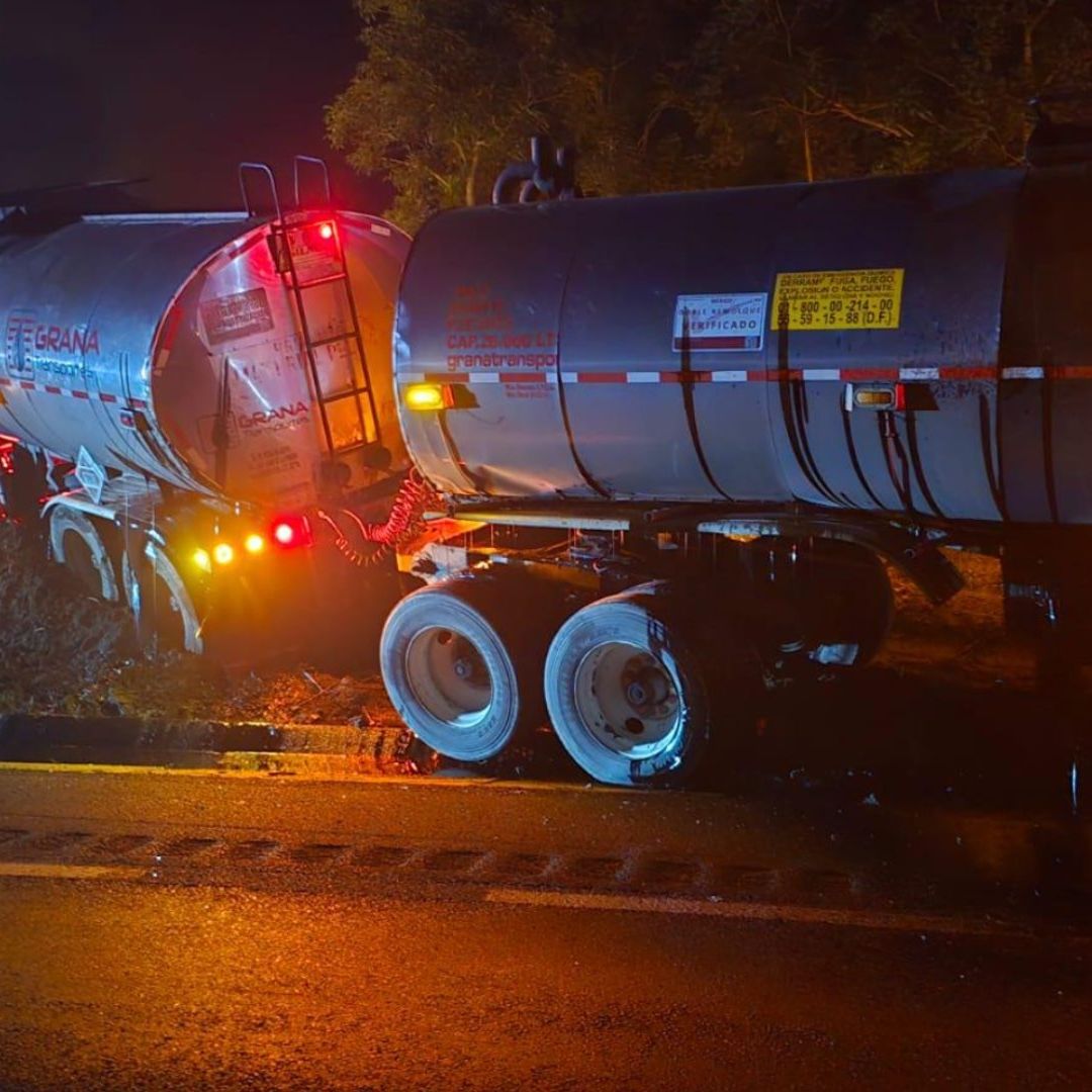 Tractocamión se Sale del Camino tras Intento de Asalto en Autopista Cosoleacaque La Tinaja Sur de Veracruz