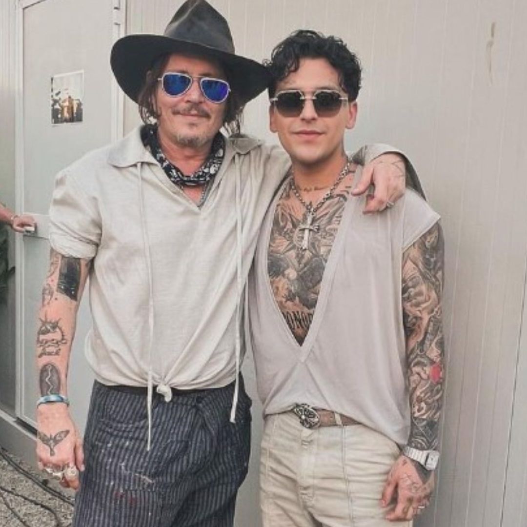 La fotografía de Nodal con Depp generó miles de comentarios por su gran parecido. Foto @nodal