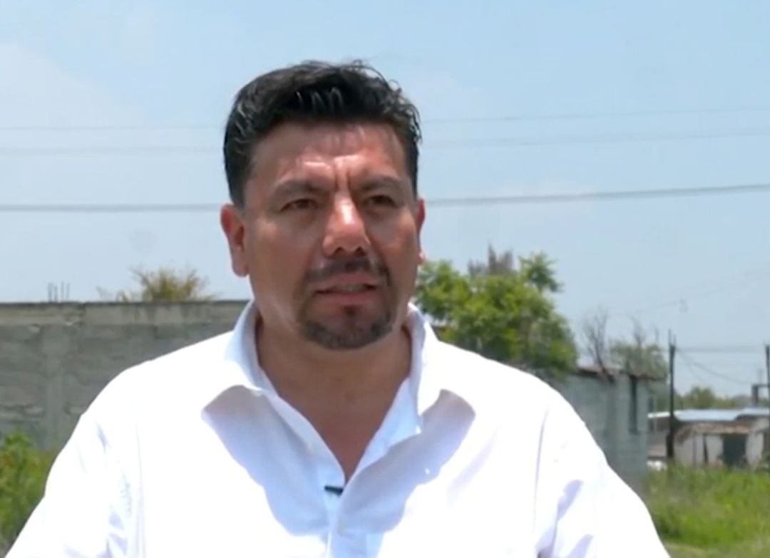 Edgar Mendieta en el predio ocupado por tráileres