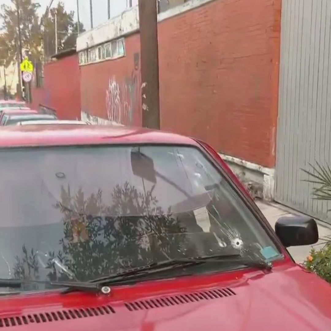 Un auto quedó con varios impactos de bala en la colonia Pedregal de Santo Domingo