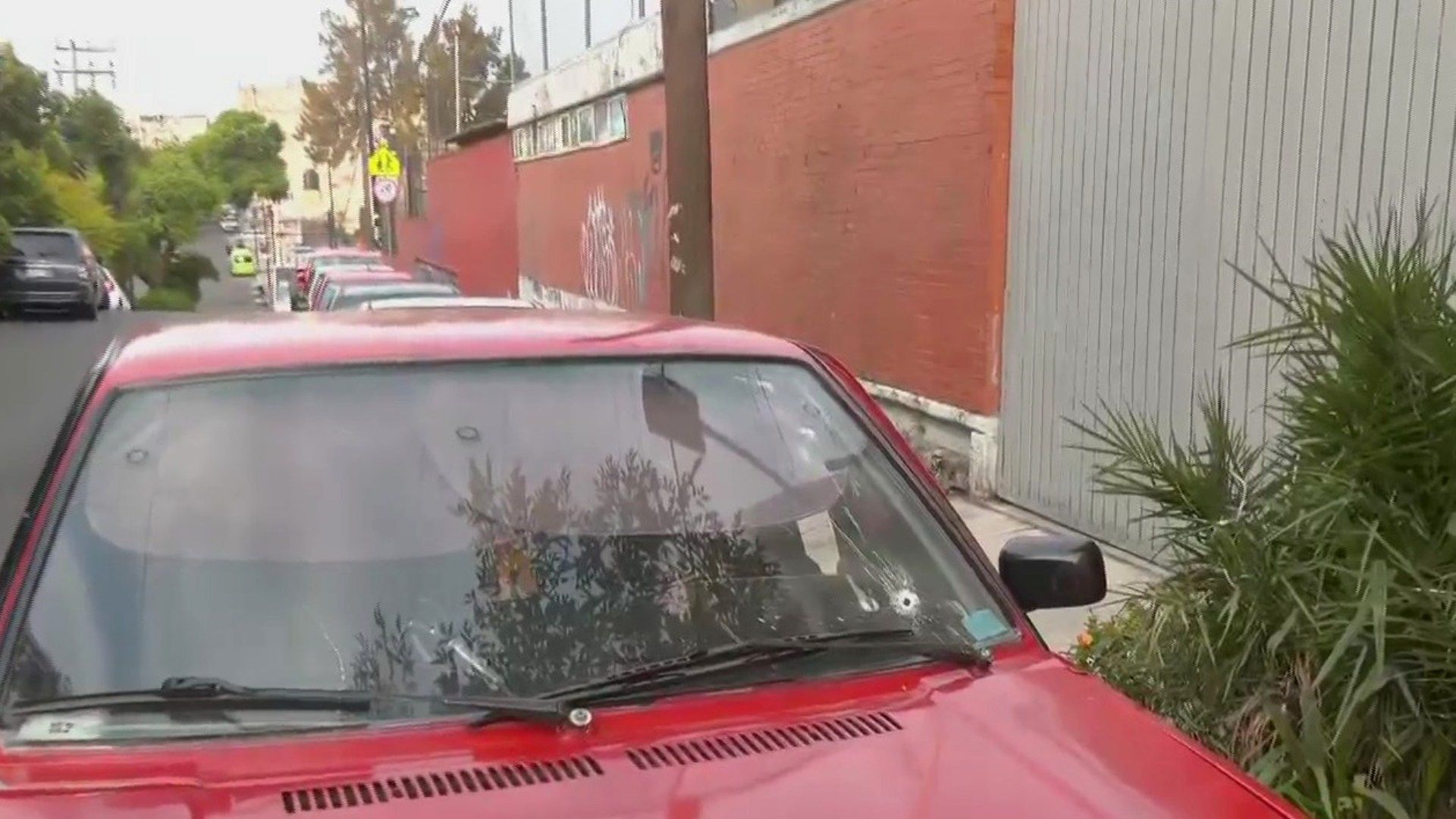 Un auto quedó con varios impactos de bala en la colonia Pedregal de Santo Domingo