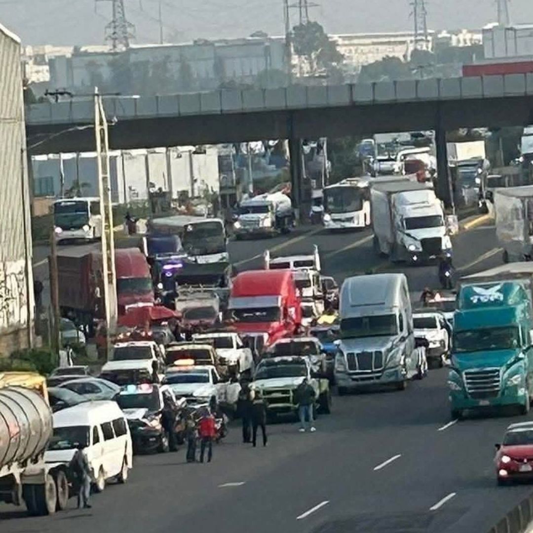 Autos y camiones en la caseta de Tepotzotlán.