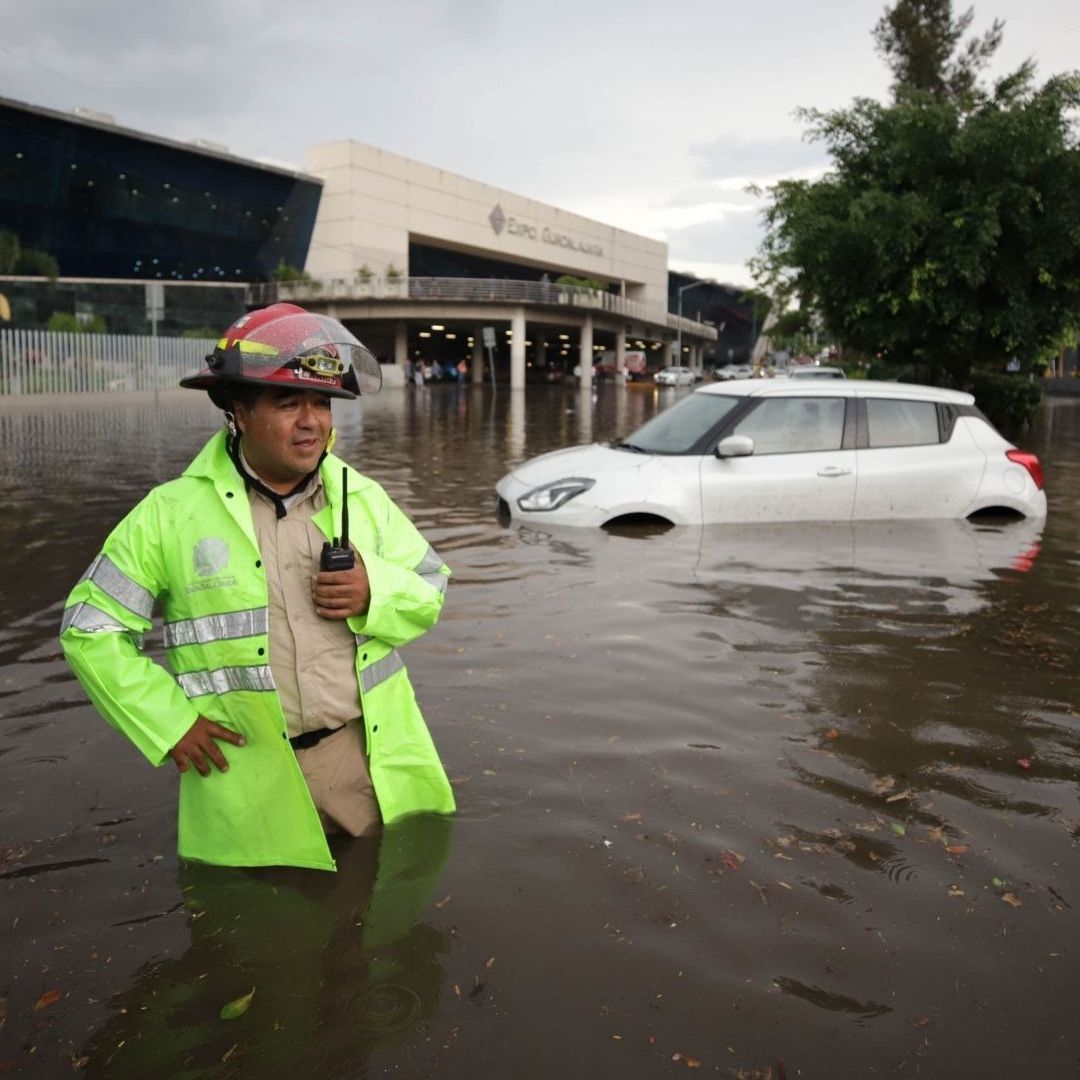 Autos Varados, Árboles Caídos y ‘Géisers’ de Coladeras tras Dura Tormenta en Guadalajara