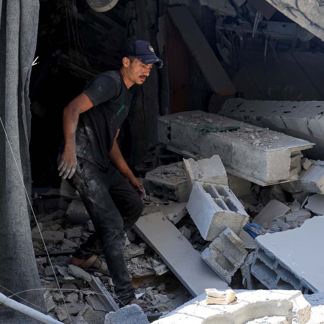 Hombre inspecciona daños en casas destruidas durante operación militar israelí en Gaza