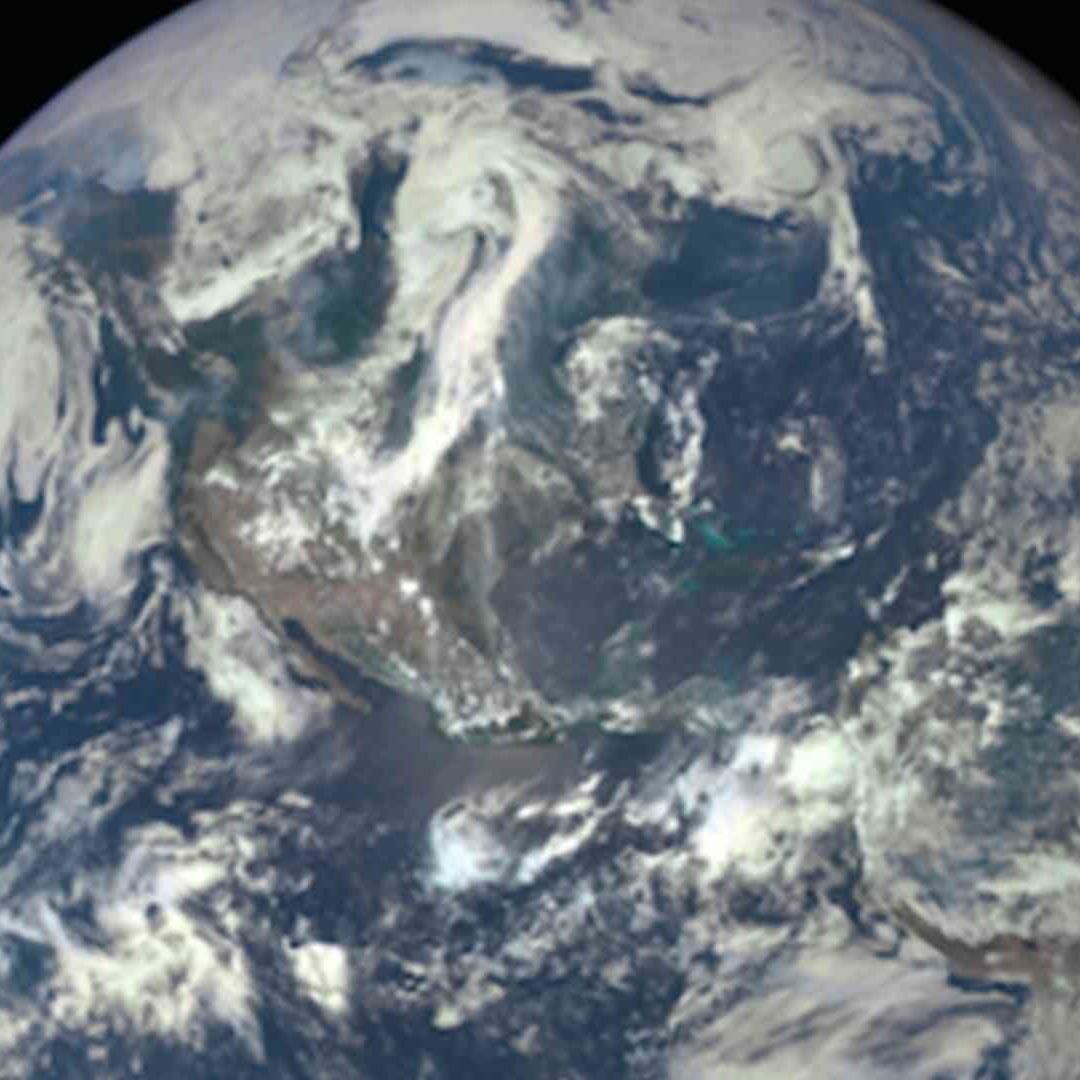Imagen de la Tierra iluminada por el Sol