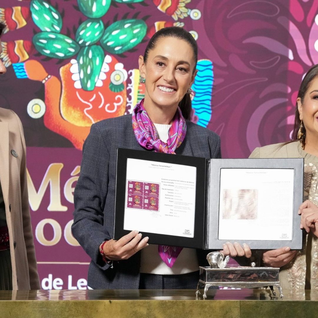 Violeta Giorgina Abreu, Claudia Sheinbaum y Clara Brugada muestran el timbre postal