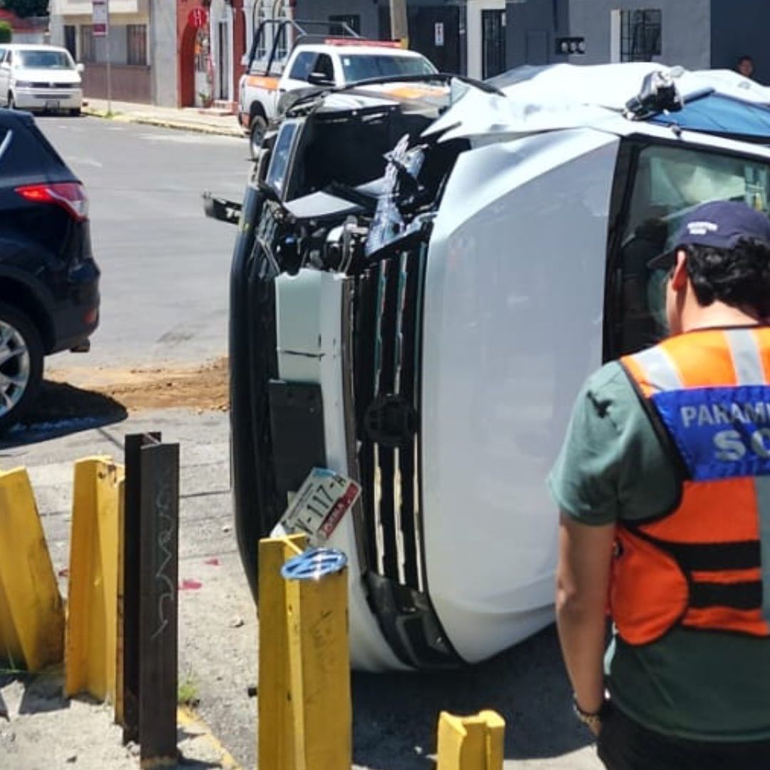 Accidente y Volcadura de Camioneta en Cruce de la 27 Poniente y 5 Sur de Puebla