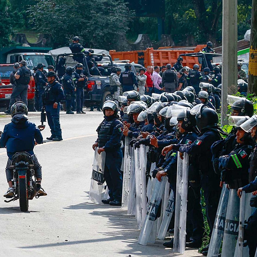 Fuerzas de seguridad en la entrada de Valle de Bravo, Edomex, en el marco de la Operación Liberación