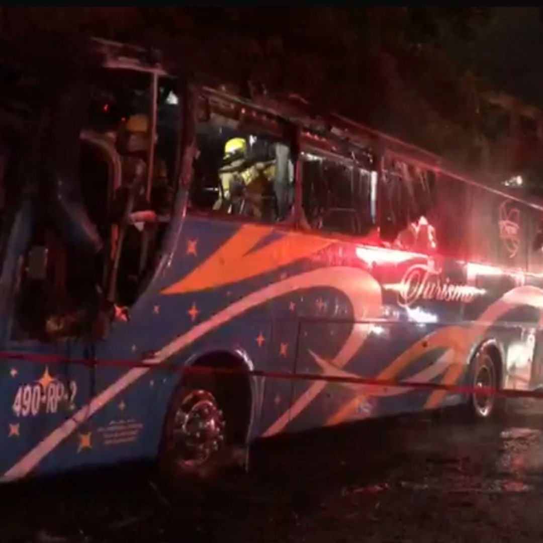 Los reportes indican que el incendio pudo haber sido provocado con el uso de artefactos explosivos caseros.