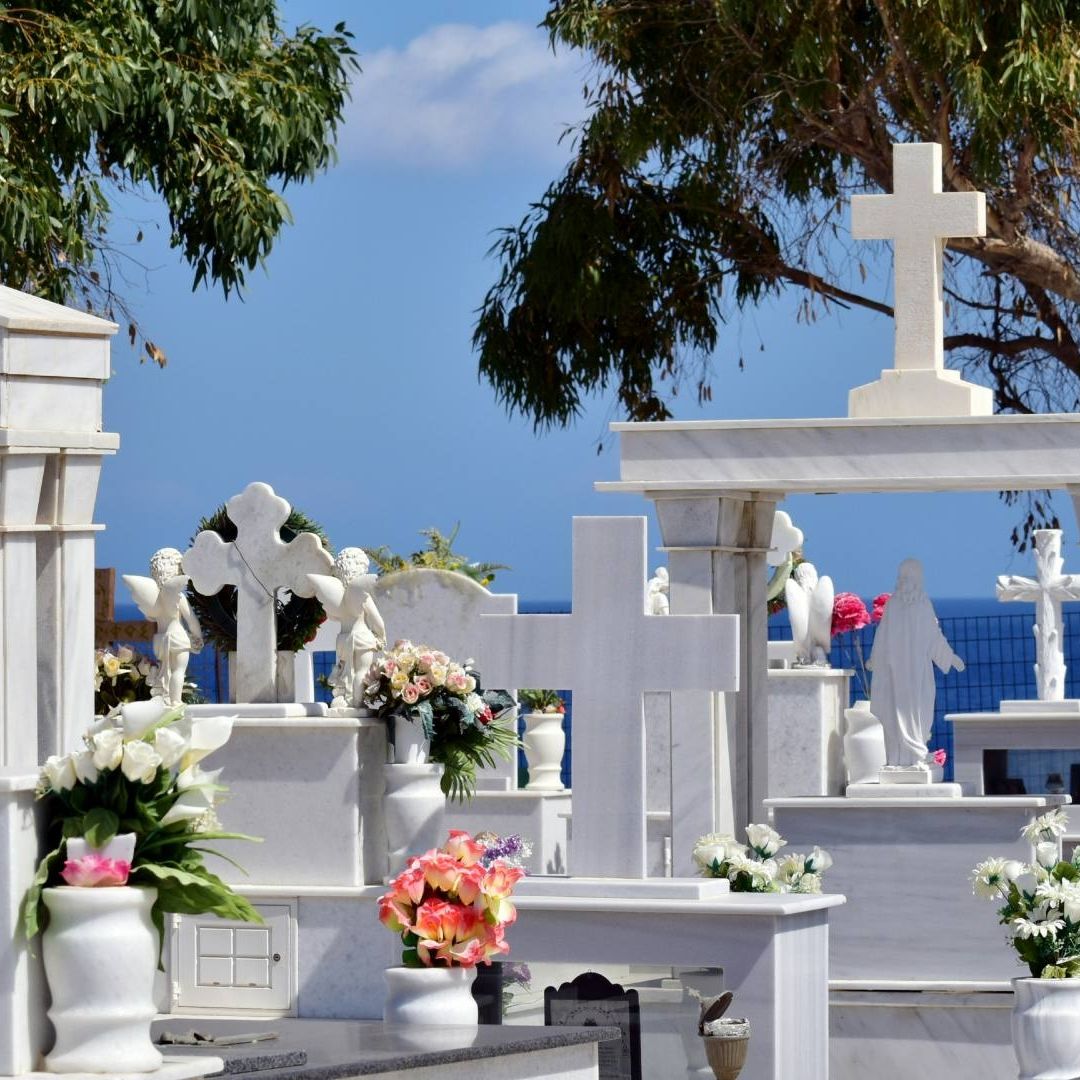 Hombre Saca a Muerto de Tumba para Sepultar a su Abuelita