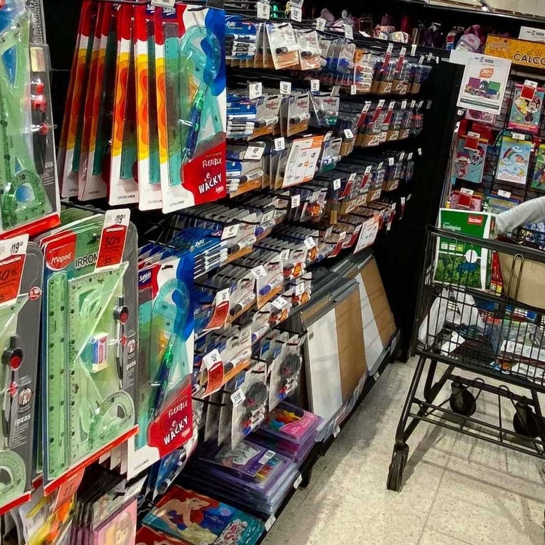 Los padres de familia ya comienzan a planear la compra de uniformes y útiles escolares. Así obtienes el depósito de Mi Beca para Empezar
