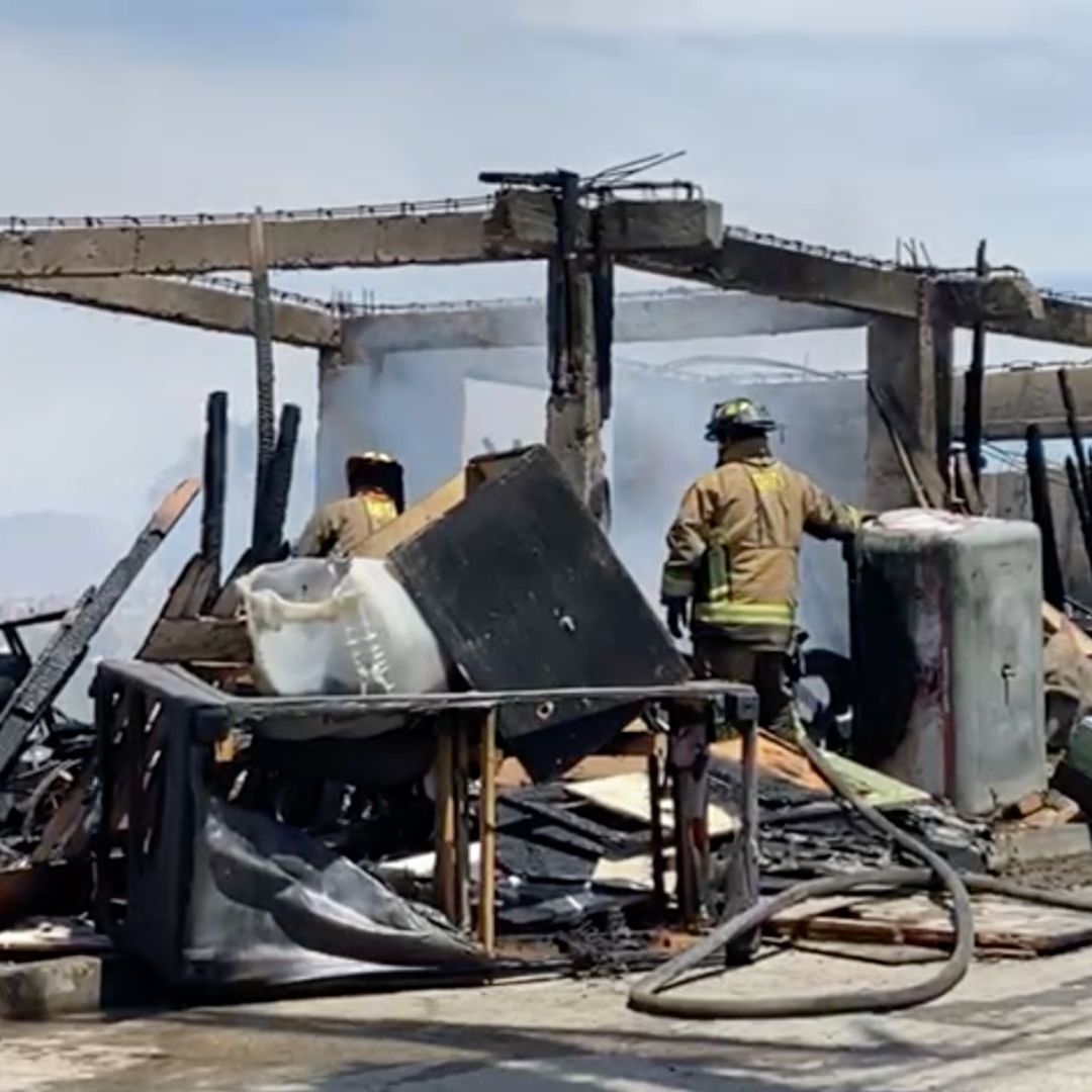 Vivienda Queda Calcinada por Incendio de Basura Acumulada en Tijuana