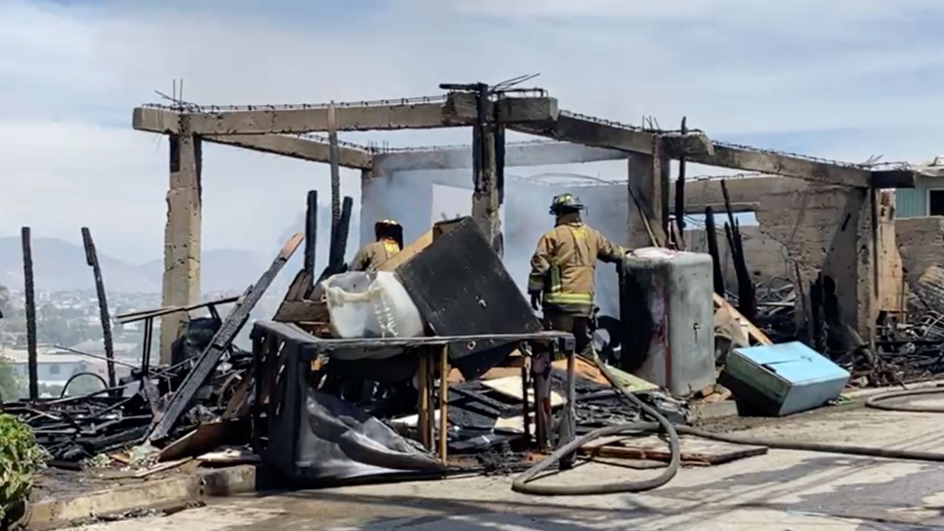 Vivienda Queda Calcinada por Incendio de Basura Acumulada en Tijuana