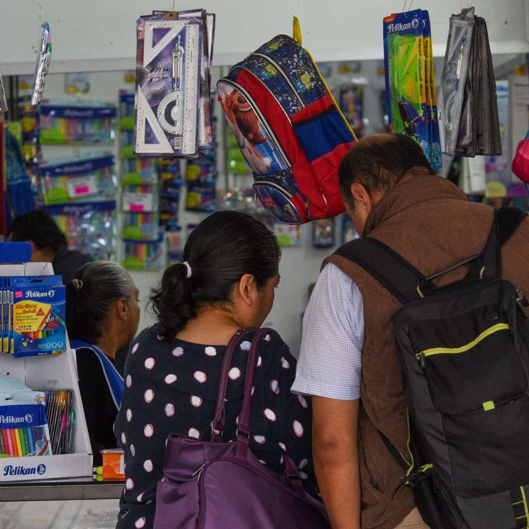 El programa Mi Beca para Empezar ofrece un apoyo económico para comprar útiles escolares. Estas personas lo pueden pedir