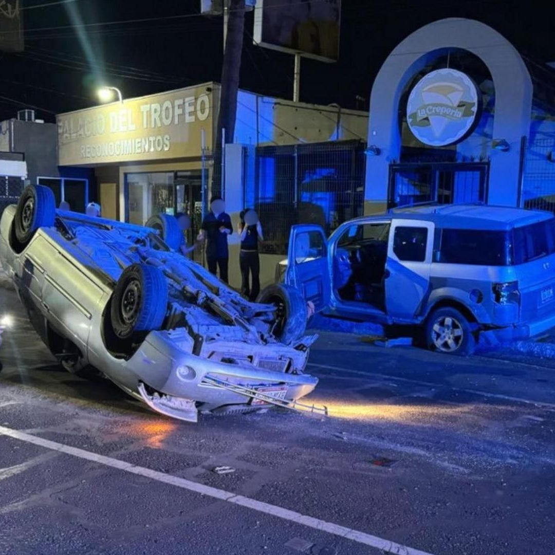 Auto Choca Camioneta Estacionada y Termina Volcado en Mexicali; el Conductor fue Detenido