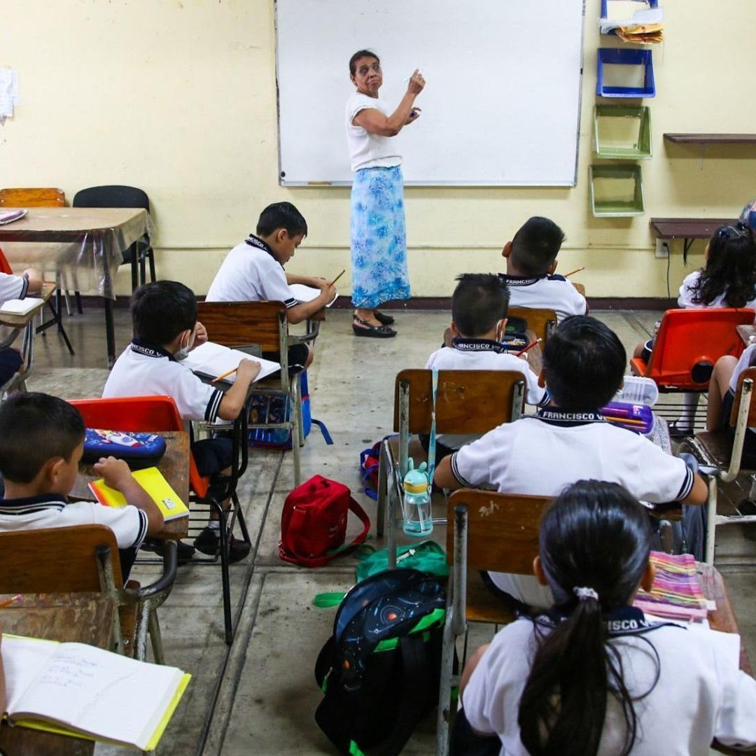 Alumnos de secundaria en escuela de Acapulco, Guerrero.