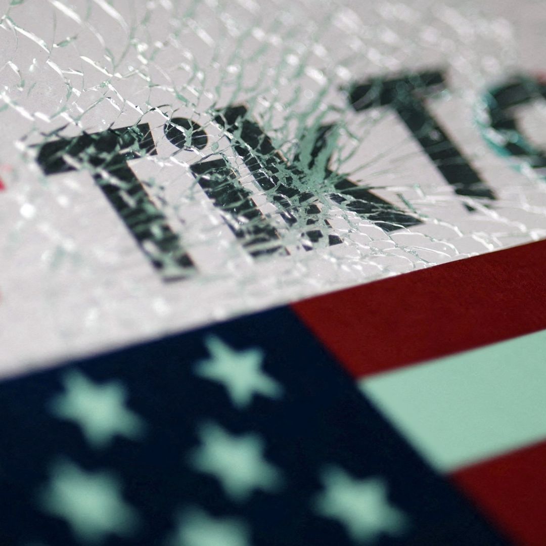 Logo de TikTok y bandera de Estados Unidos