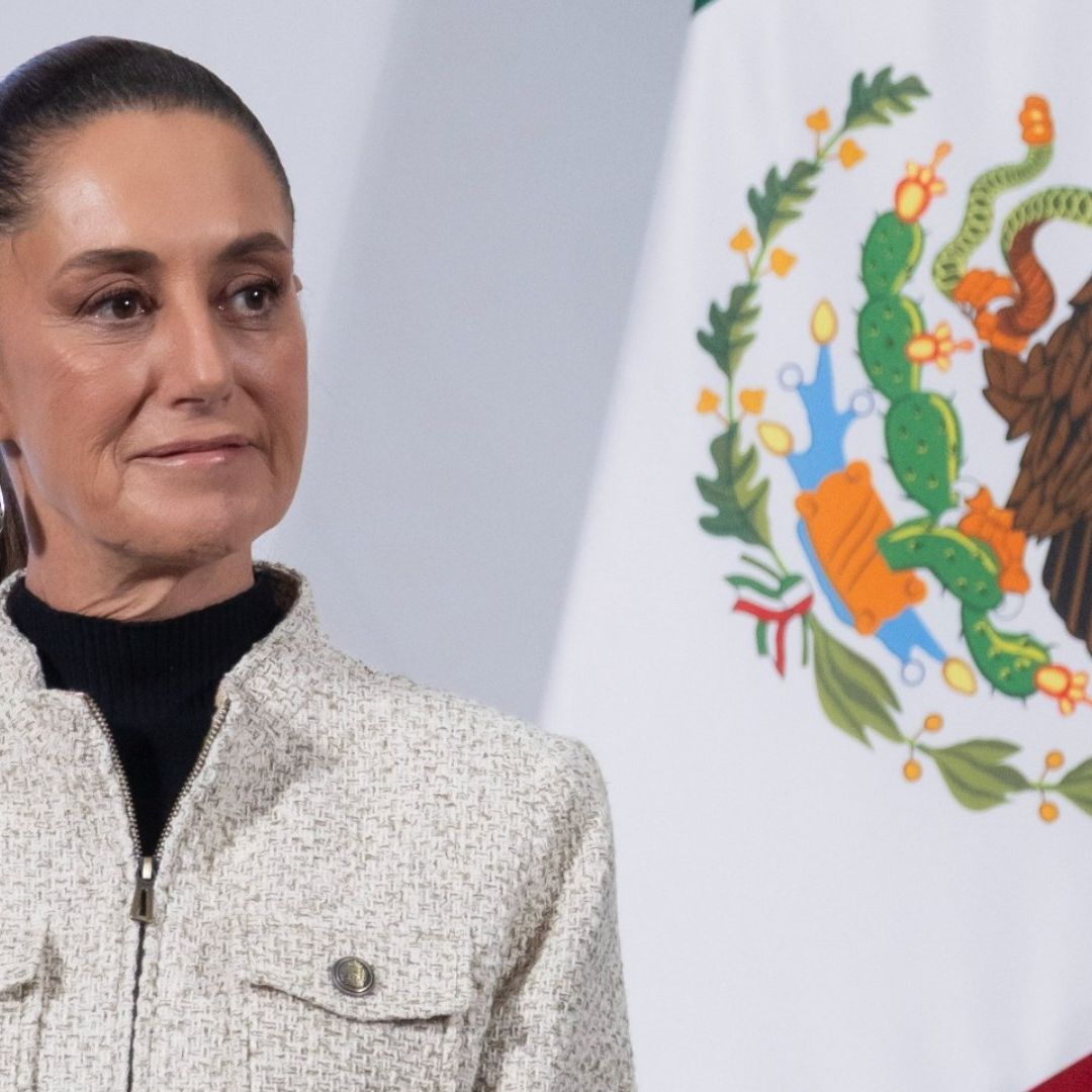 Claudia Sheinbaum junto a bandera de México
