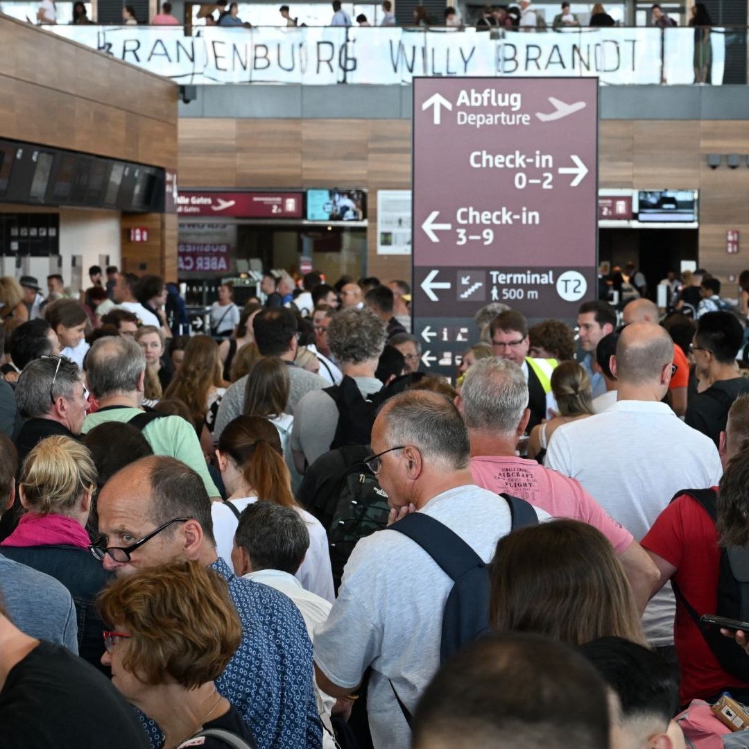 Pasajeros varados en el aeropuerto de Berlín, Alemania