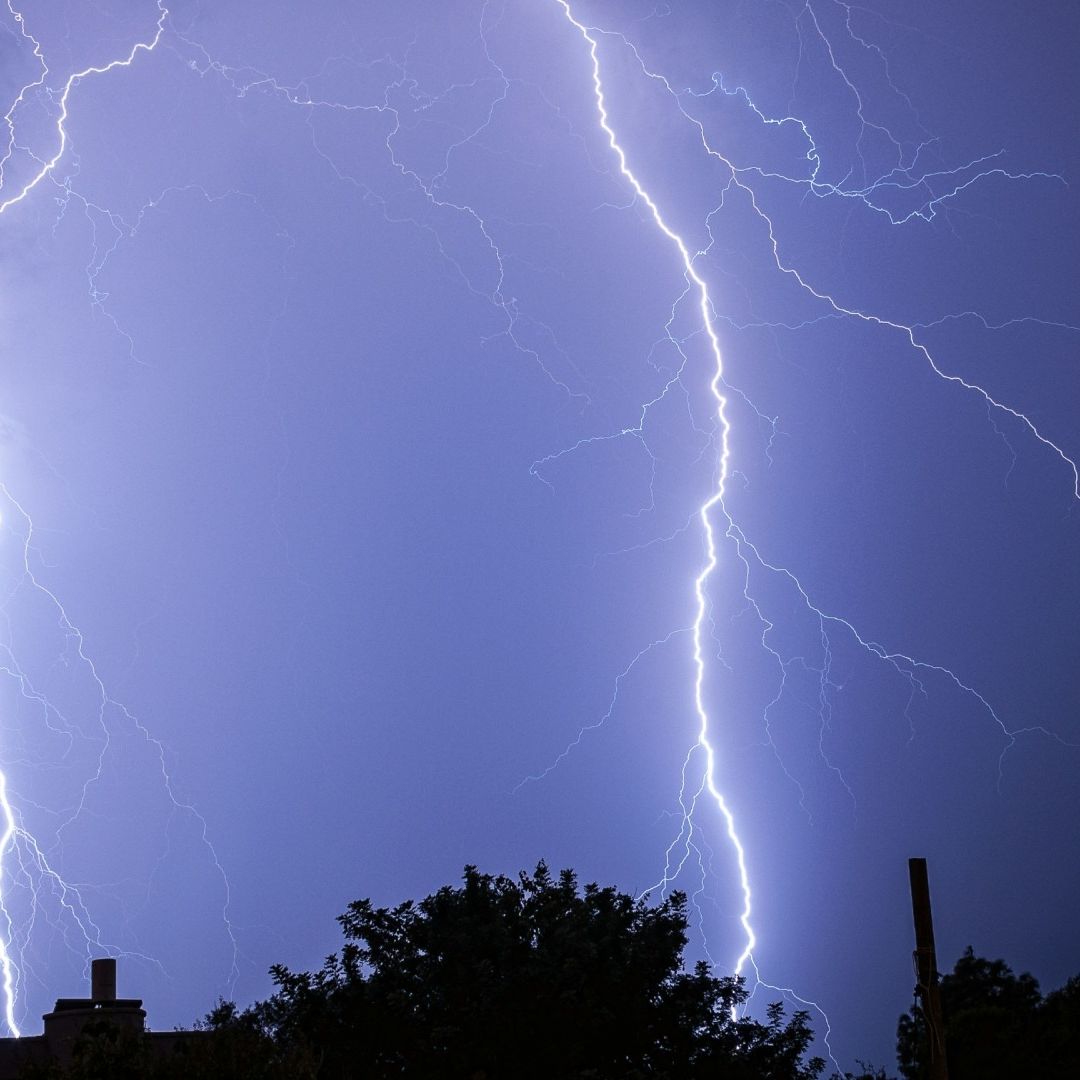 Mujer Muere por Caída de Rayo; Se Protegía de las Lluvias en Santiago de Anaya, Hidalgo