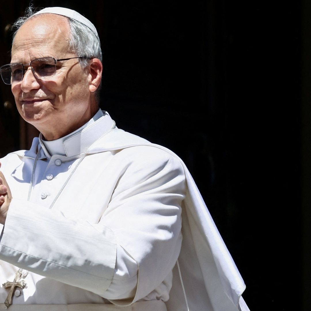 Papa León XIV sonríe