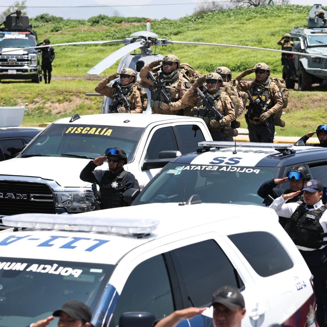 Patrullas en fila junto a elementos de fuerzas federales
