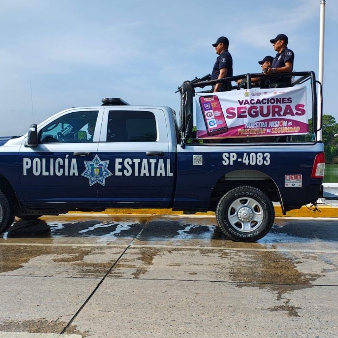 Policías de Veracruz recorren en patrulla una zona de Veracruz