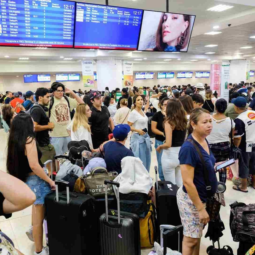 Usuarios de aeropuertos de México viven un día de caos