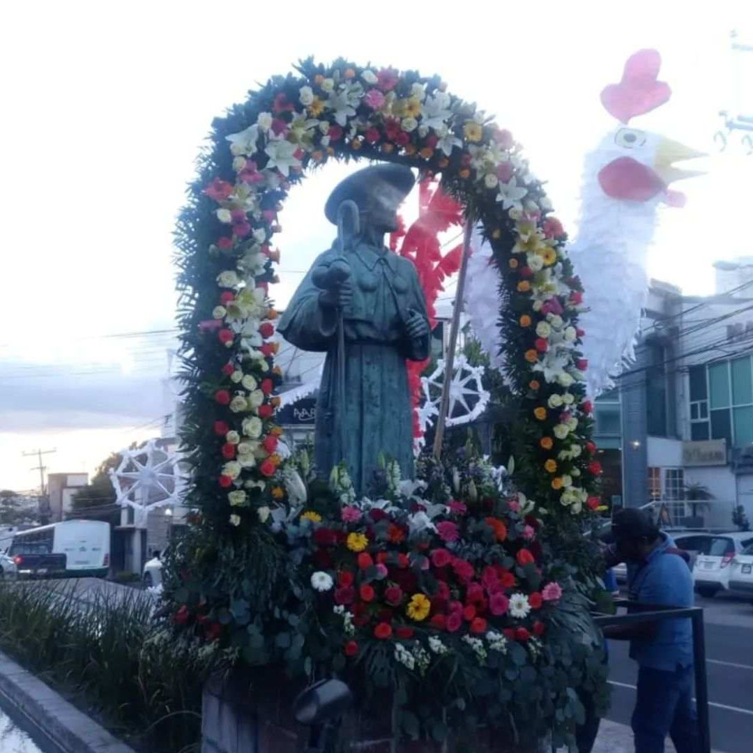¿Qué Significa la Colocación del Gallo Monumental en Querétaro?