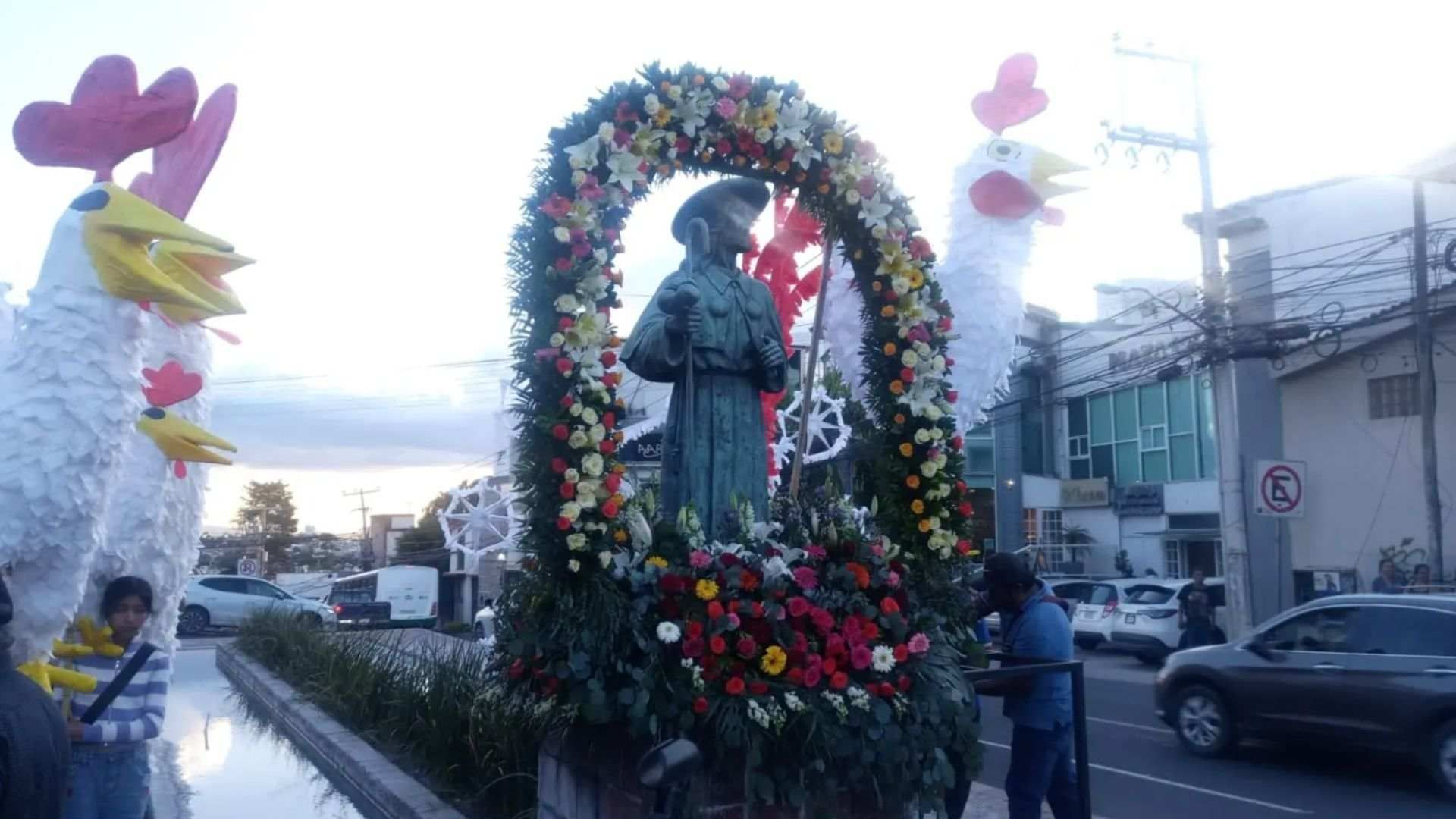 ¿Qué Significa la Colocación del Gallo Monumental en Querétaro?
