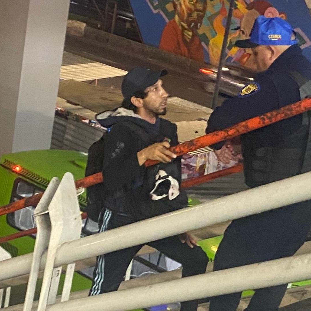 El hombre dijo que como no llevaba transportadora, por eso metió a su perrito en una mochila, y aun así, el acceso al metro le fue prohibido